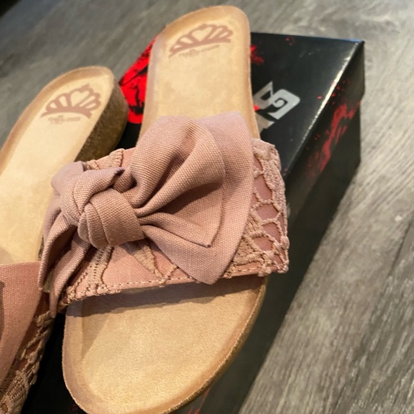 Fergalicious Sandals  Sz 6 - Brand New - Picture 6 of 10